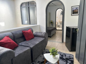 Linda Habitación independiente comparte terraza y piscina